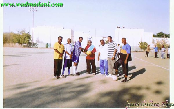 تكريم د . صلاح قندراني من فريق الجالية السودانية بمدينة ينبع الصناعية عام 2005م . يظهر في الصورة من اليمين علي ، معتصم الإمام ، أبو سن ، د. صلاح ، شرف ، عبود ، بركات .